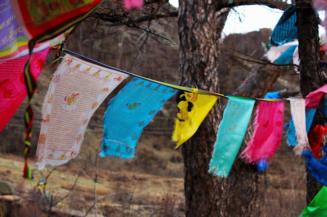 tricky travel - prayer flags in Mongolia